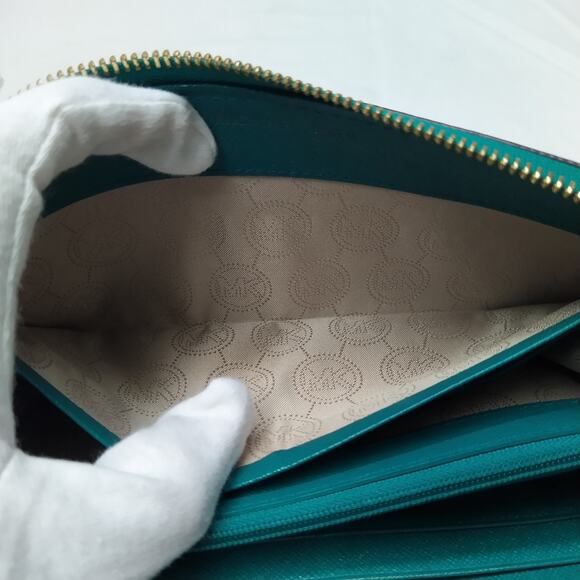 Michael Kors Green Leather Snakeskin Embossed Zip Around Credit Card Wallet - Picture 15 of 16